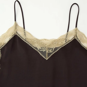 Caraco en satin marron foncé pour femme avec bordure en dentelle champagne et fines bretelles