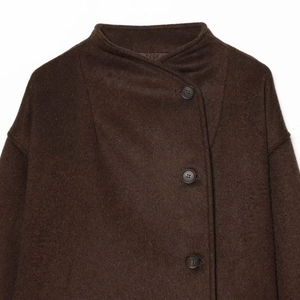 Veste minimaliste en laine marron chocolat avec boutons irréguliers et col montant