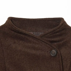 Manteau marron chocolat en laine avec col asymétrique et détail de bouton texturé