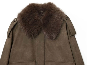 Détail de la veste vert armée avec grand col en fausse fourrure et texture en daim