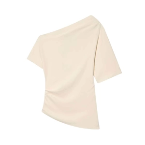 Elegante camicetta beige monospalla con raffinata arricciatura e orlo asimmetrico