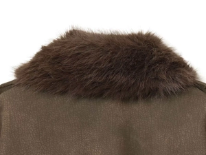 Gros plan sur le col en fausse fourrure marron d'une veste vintage vert militaire