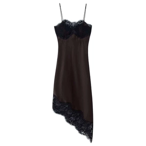 Robe nuisette satinée asymétrique pour femme avec dentelle noire et fines bretelles