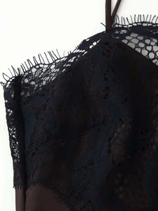 Détail de la robe en dentelle noire avec bordure en cils et texture florale en maille fine