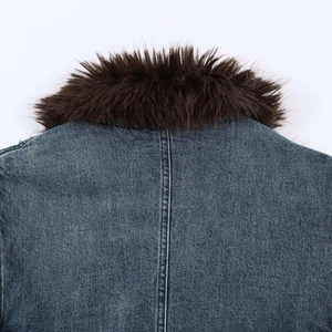 Giacca corta in denim blu scuro con collo in finta pelliccia marrone e cuciture retro