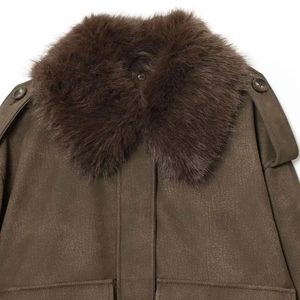 Veste vintage vert armée avec col épais en fausse fourrure et pattes d'épaule femme