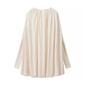 Elegante beige Satinbluse mit Falten, langen Ärmeln und locker fallendem Laternensaum