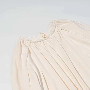 Elegantes elfenbeinweißes Plissee-Cape-Kleid mit lockerem Rüschenausschnitt und Chiffon