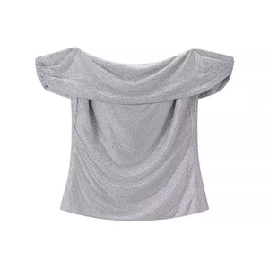 Detailansicht des silbernen schulterfreien Pailletten-Tops mit Metallic-Mesh und Wasserfallausschnitt