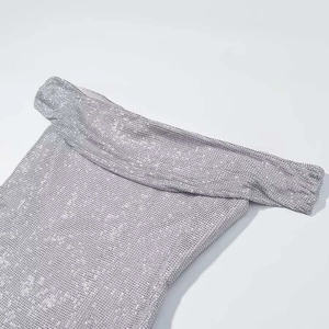 Elegantes silbernes Paillettenoberteil, schulterfrei mit schimmerndem Strass-Finish