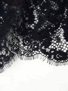 Détails de dentelle de cils noire montrant les textures complexes et motifs floraux
