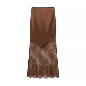 Elegante gonna midi in raso marrone scuro con patchwork di pizzo e finitura lucida