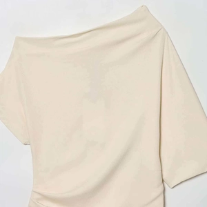 Camicetta asimmetrica crema da donna con eleganti dettagli drappeggiati e pieghe