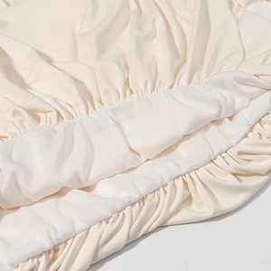 Nahaufnahme des beigefarbenen Kleides mit elastischer Taille und weichem Strickgewebe