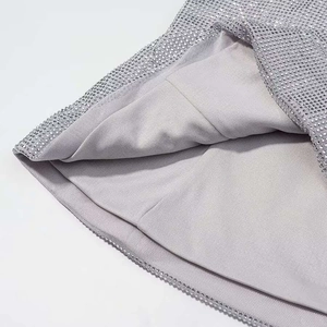 Elegantes schulterfreies Paillettenoberteil in Silber mit glänzenden Strasssteinen