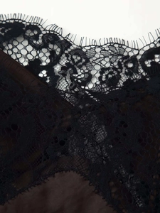 Gros plan sur la dentelle cil noire avec motifs floraux et bords festonnés