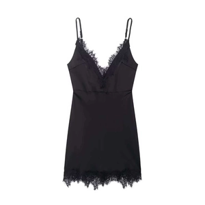 Elegante abito sottoveste in seta nera con profondo scollo a V e dettagli in pizzo ciglia