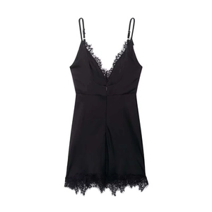 Elegante abito sottoveste in raso di seta nero con pizzo delicato e spalline sottili