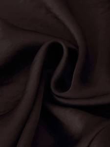 Vue détaillée du tissu en satin marron foncé avec un éclat soyeux et un beau drapé