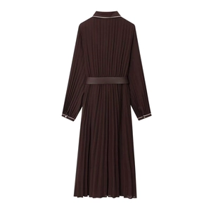 Robe mi-longue plissée marron foncé avec manches longues et détails de bordure blanche