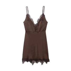 Sottoveste in raso marrone scuro con bordo in pizzo e scollo a V su sfondo bianco