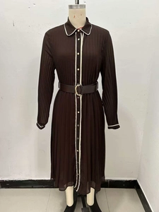 Détail d'une robe midi plissée marron chocolat avec boutons dorés et ceinture assortie