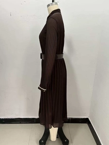Détail d'une robe midi plissée marron avec ceinture et finitions blanches contrastantes