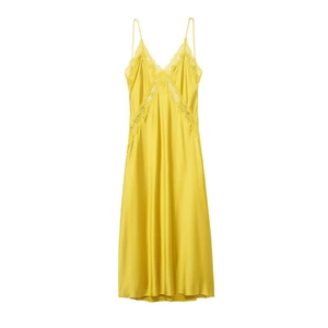 Robe midi en satin jaune élégante avec détails en dentelle et fines bretelles