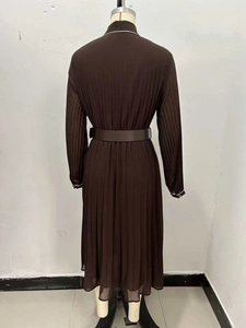 Détail d'une robe midi plissée marron avec passepoil blanc et ceinture assortie