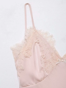 Vue détaillée du caraco en satin rose clair avec dentelle fine et petit nœud déco