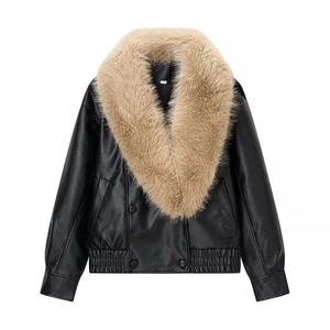 Chaqueta corta de piel sintética negra para mujer con un gran cuello de pelo sintético café