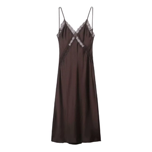 Robe midi en satin marron foncé avec bordure en dentelle et fines bretelles sur fond blanc