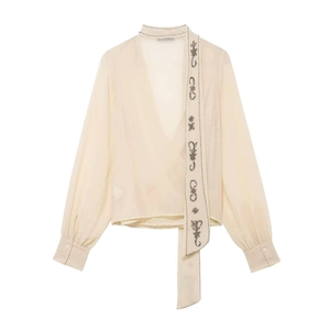 Chemisier chic en mousseline blanc cassé avec ruban au col et broderie florale
