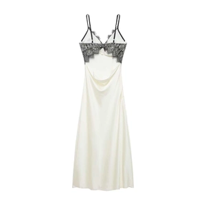Robe nuisette élégante en satin ivoire avec dentelle noire et dos ouvert