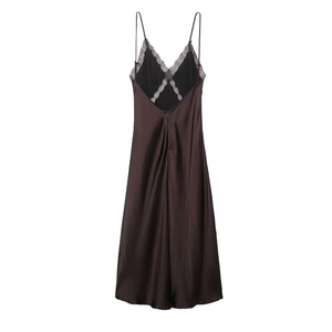 Robe midi en satin marron chocolat avec dentelle délicate et fines bretelles