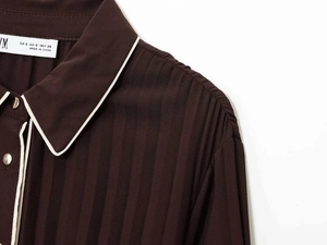 Détail d'une robe midi marron café côtelée avec liseré blanc contrasté sur le col