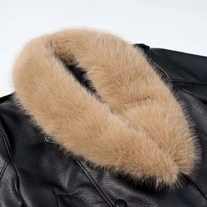 Dettaglio della giacca in ecopelle nera con ampio colletto in finta pelliccia beige