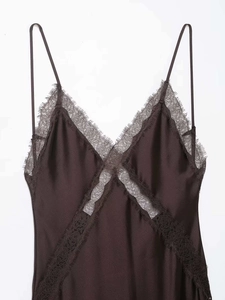 Détail de la robe nuisette en satin marron foncé avec dentelle de cils noire sur le décolleté