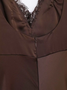Dettaglio dell'abito in raso marrone scuro con pizzo delicato e cerniera lampo invisibile