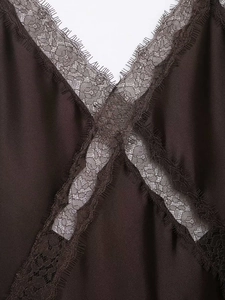 Gros plan détaillé de la robe midi en satin marron foncé avec bordure en dentelle cil