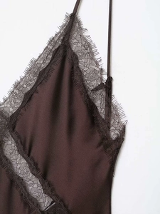 Vue détaillée de la robe en satin marron foncé avec bordure en dentelle et tissu soyeux
