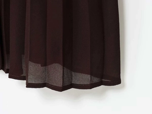 Vue détaillée de l'ourlet plissé marron chocolat de la robe midi en mousseline légère