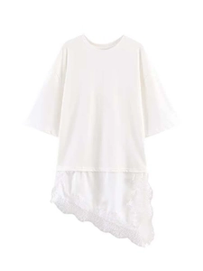 Détail d'un t-shirt blanc à manches courtes avec ourlet asymétrique en dentelle fine