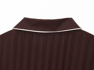 Détail du revers avec liseré blanc et texture côtelée verticale sur robe mi-longue