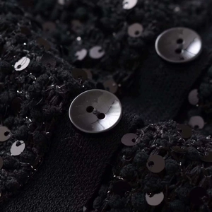 Giacca chic in tweed nero con paillettes da donna con bottoni rotondi e trama ricca