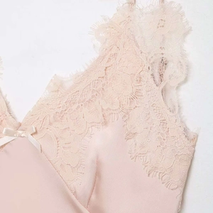 Nuisette en satin rose avec bordure en dentelle délicate et nœud au col en V