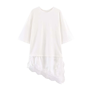 Détail d'un t-shirt blanc en coton avec patchwork de dentelle florale sur l'ourlet bas