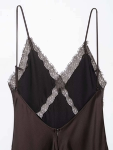 Détails de la robe en satin marron foncé avec dentelle délicate et bretelles fines