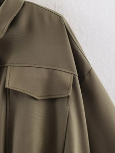Dettaglio della giacca bomber verde militare con tasche a patta e tessuto in twill