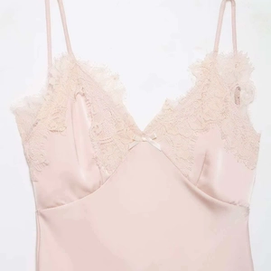 Nuisette rose en satin avec bordure en dentelle délicate et petit nœud central